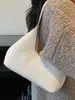 Bolsa de Ombro Woven de Couro Macio Luxo Leve para Mulheres Temporada de Outono 2025 Moda Retrô Estilo Estrangeiro Bolsa de Ombro para o Dia a Dia