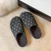 Pantuflas de lana con lunares retro, cálidas y acogedoras para otoño e invierno, con diseño de punta cerrada, estilo relajado y suelas gruesas para usar en exteriores.