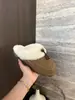 Sapatos femininos de sola grossa com forro de pelo, novo estilo outono/inverno 2026, para uso externo, antiderrapantes, chinelos de bico fechado, forrados com fleece, sapatos quentes de algodão