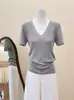 Hermosa camiseta de punto de seda helada color rosa estilo coreano, cuello en V, manga corta para mujer, top único y súper estiloso de corte ajustado para el verano de 2026