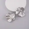 ZA outono e inverno Novos brincos de metal plissados irregulares brincos de folha retrô exagerados design de estilo frio da moda