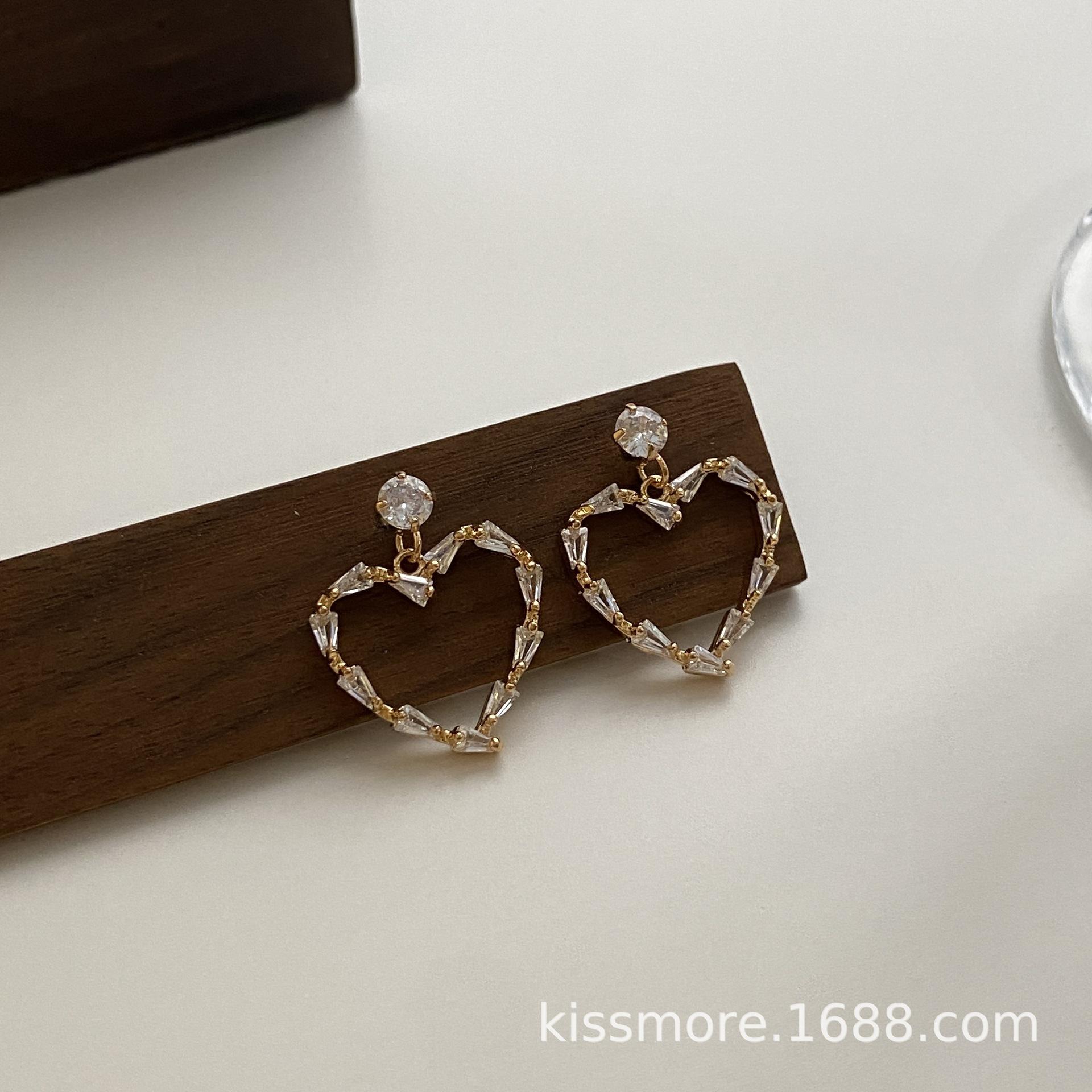 爱心镂空锆石耳环4.jpg