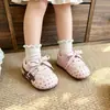 Zapatos deportivos para niños, parte superior de cuero, impermeables, estilo de entrenamiento alemán, diseño de lunares, estilo Forrest Gump, nueva colección primavera/otoño 2026, zapatos casuales para niñas, suela suave
