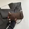 Colección de invierno 2026: bolso de hombro de estampado de leopardo de moda de este año, un bolso de hombro elegante y minimalista, un bolso pequeño cuadrado chic