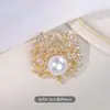 Broche de Mariposa para Mujer Sentido de Gama Alta Nicho Venta al por Mayor Pin de Perla Temperamento Fijo Metal Traje Joyería de Perlas