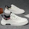 Tênis casuais masculinos de cano baixo 2026 novo popular de outono tênis leves versáteis sapatos brancos de sola macia para homens