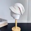 Chapéu de tricô liso elegante e versátil para mulheres, novo estilo outono e inverno, versátil, afina o rosto, gorro quente com design de bico de pato