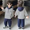 Conjunto con Capucha Rayado de Otoño para Niños Primavera y Otoño Estilo Coreano Conjunto Casual de Dos Piezas de Moda para Niños Pequeños y Niños Pequeños