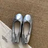 Sapatos de casamento Chuyuji estilo francês, rasos, vermelhos, femininos, novo modelo de verão 2026, sapatilhas prateadas com laço