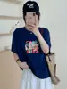 Ying+ Trece Líneas Graffiti Color Contrastante Letras Copo de Nieve Camiseta de Algodón Cuello Redondo Adelgazante Más Fácil de Combinar Manga Corta Verano M50-7012