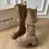 Novas botas de moto femininas 2026 até o joelho, botas altas para mulheres baixinhas, botas de cavaleiro da moda com fivela de cinto e sola grossa