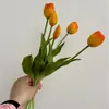 Arreglo artificial de tulipanes de silicona suave de 5 tallos, adecuado para la decoración de la sala de estar o el escritorio, disponible en stock