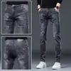 Jeans de alta gama para hombre 2026 verano finos estilo nuevo pantalones ajustados para hombre versión coreana ajustados elásticos pantalones para hombre bordados en negro y gris