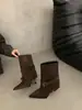 Botas Femininas de Salto Alto com Fivela, Bico Fino e Camurça Retrô, Botas para Calça 2026 Novas Botas de Cano Médio Outono/Inverno com Salto Fino