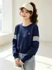 Suéter curto elegante estilo faculdade coreana com bordado de pônei, cores contrastantes e listras nas mangas para uso casual no dia a dia