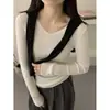 Suéter de malha fina em cor sólida com decote V e mangas compridas para mulheres, um top básico simples e de corte justo para outono e inverno