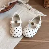 Nueva colección de primavera y otoño de zapatos de princesa de lunares para niñas, modernos y versátiles, con diseño de hebilla cuadrada, suela suave y material de cuero antideslizante, perfectos para el uso casual de los niños.