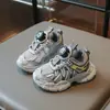 Zapatos de papá modernos y versátiles para niños, nuevo modelo primavera y otoño 2026 con botones de perilla, zapatillas de malla transpirable para niños y niñas