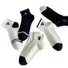 Calcetines Cortos para Mujer, Calcetines Deportivos Absorbentes de Sudor, Calcetines Deportivos de Media Pantorrilla Nuevos y Modernos con Letras, Versátiles para Estudiantes Mujeres, Estilo Primavera y Verano