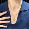 Nuevo collar con colgante en forma de lazo, hueco, con incrustaciones de diamantes, diseño de ondas y forma de lágrima, chapado en oro vietnamita - una pieza de joyería de alta gama, de nicho, de Meilong