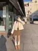 Shorts de veludo cotelê cáqui de cintura alta modeladores, estilo novo outono e inverno 2026, calça-saia de perna larga plissada que cobre o quadril, para mulheres