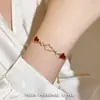 Pulseira de Cabaça Vermelha Feminina Luxo Leve Nicho Exquisite 2026 Novo Item Quente Popular Este Ano Trevo de Quatro Folhas Pulseira em Camadas Acessórios
