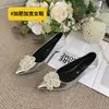 3966-3 Zapatos de tacón alto para pies anchos con tacones delgados, estilo francés con flores de perlas, punta fina, zapatos de mujer talla grande 41 a 43