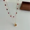 Colar com Pingente de Granate Vermelho com Óleo Drip de Camada Dupla Colar de Contas Design para Mulheres Senso de Moda Nicho Corrente para Clavícula de Cristal Vermelho