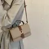 Nuevas tendencias de moda de otoño e invierno: Elegantes bolsos cuadrados pequeños con cierre de broche, que exudan un ambiente sofisticado, adecuados para ir al trabajo y se pueden llevar en la mano o como bolso cruzado.; bolsos de hombro para mujer