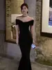 Vestido de Verano Nuevo Estilo Hepburn de Gama Alta con Cuello en V Negro Diseño Versátil Efecto Adelgazante de Manga Corta Estilo Cola de Pez