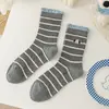Calcetines de media pantorrilla para mujer, estilo fino de verano, calcetines holgados a rayas grises, bonito bordado de encaje, bloqueo de color, calcetines largos de algodón estilo universitario