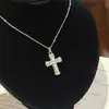 Colar de aço titânio com cruz cravejada de diamantes, estilo europeu e coreano, luxo leve, para mulheres, corrente de clavícula clássica versátil super brilhante, joias para atacado