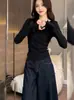 Elegante top base de retazos plisados otoñales para mujer, camiseta de manga larga con cuello en V estilo coreano y diseño único, a la moda y que realza la figura