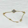 Pulseira Trevo de Quatro Folhas Bubu Palace para Mulheres, Toque de Luxo Leve de Alta Qualidade, Ágata Vermelha Escovada e Madrepérola Branca Pulseira Palácio Casa da Ópera