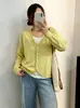Blusa feminina plus size com decote V, estilo duas peças falsas, outono 2026, cardigã de tricô com babados casual versátil para senhoras plus size