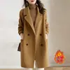Casaco de Veludo Dupla Face Estilo Hepburn Cor Camelo para Mulheres Outono e Inverno 2025 Novo Casaco de Lã para Mulheres Formato Cocoon Aparência Emagrecedora