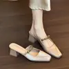 Nova coleção de verão 2026: sandálias mule femininas de bico aberto com bico quadrado, saltos grossos e design de chinelo, perfeitas para usar ao ar livre