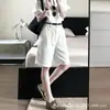 Shorts de traje de lino blanco para mujer, nuevo estilo de verano, estilo old money, shorts de pierna ancha de algodón-lino Tencel, pantalones de longitud media para mujeres petite
