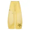 Calça de moletom larga com cordão e estampa de letras, padrão de estrelas de cinco pontas pequenas e grandes por toda a peça com strass de glitter fino, punhos ajustáveis, calça comprida