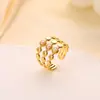 Anillo de moda transfronterizo nicho gama alta estilo ins acero inoxidable chapado en oro exagerado incrustado con cuentas blancas anillo joyería al por mayor