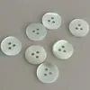 Botones de Concha Natural en Stock, Botones de Concha de Caracola Natural, Botones Planos de Tres Agujeros, Botones de Camisa de Gama Alta al por Mayor