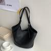 Bolsa tote de design de nicho estilo coreano, grande capacidade, feminina, outono, nova, elegante, moderna, couro sintético, bolsa de ombro para deslocamento