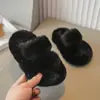 Chinelos de lã infantis para outono e inverno 2024 novos estilo coreano para usar ao ar livre em casa antiderrapante sola grossa quentes para menina bebê chinelos de algodão e lã