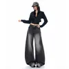 Jeans largos de brim lavado na cor laranja jovem para mulheres, apresentando um design com efeito desgastado e respingos de tinta, corte solto, efeito emagrecedor e estilo versátil e estiloso de perna curva.
