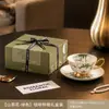 Conjunto de xícara e pires de café de alta qualidade e requintado em uma caixa de presente - um presente de casamento ou de inauguração de casa elegante e luxuoso