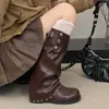 Combinadas con una falda, estas botas de mujer estilo jinete de suela blanda estilizan.. Nuevo modelo otoño 2026, blanco vintage, gama alta, botas de tacón grueso