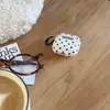 Funda Protectora Blanca Simple con Puntos Negros para AirPods 4ª Generación Adecuada para Auriculares Bluetooth Apple Airpodspro3/2