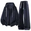 Traje de otoño para hombre estilo americano con remaches, corte holgado, chaqueta cárdigan con cremallera y pantalones de pierna recta, conjunto deportivo casual de dos piezas