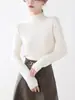 Blusa de tricô de designer Andi Velvet com gola alta discreta e única, adequada para mulheres usarem como camada base no outono e inverno, oferecendo um toque de luxo.
