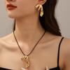 Joyería Transfronteriza Europea y Americana Conjunto de Collar con Cadena de Cuero y Estambre de Flor de Cinco Hojas Rizada Aretes Pequeños Frescos Cadena Cadena de Clavícula de Lava